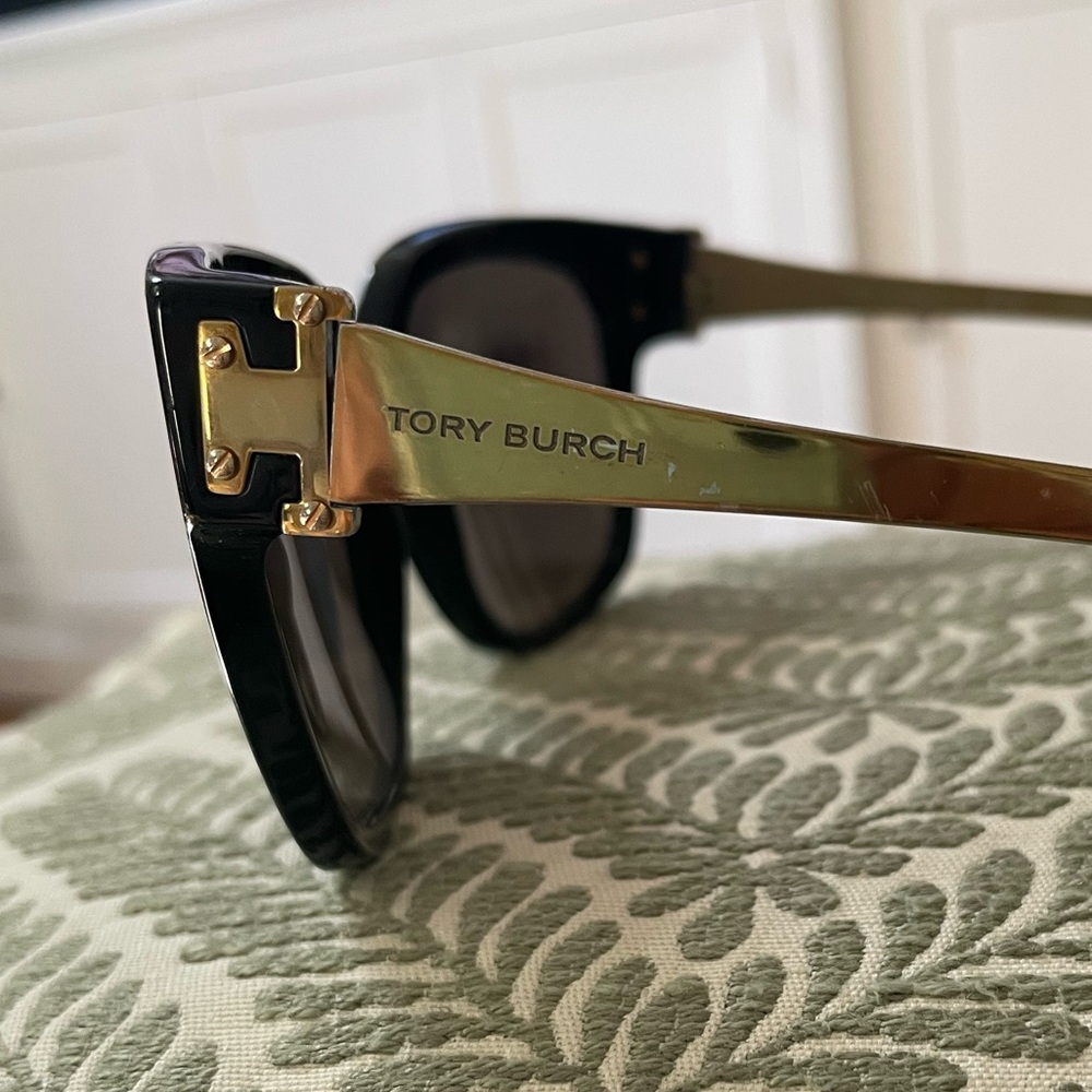 🧡Tory Burch🧡 Black Sunglasses with Bold Orange Case - Picture 5 of 9